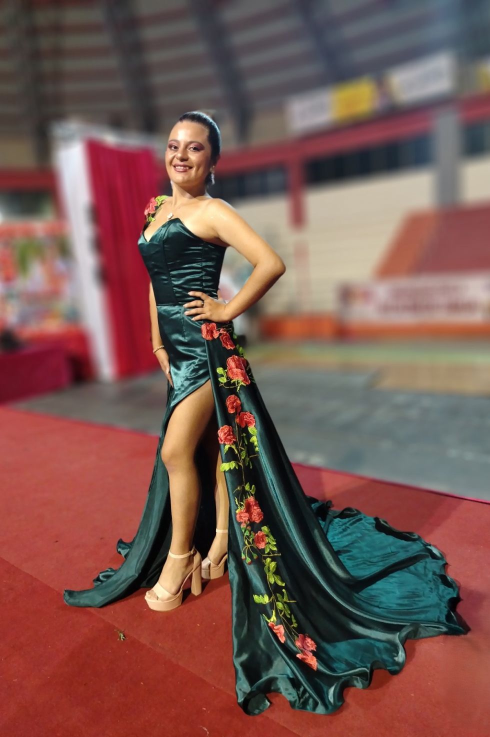 Carmen Bejarano luce un vestido de la diseñadora Delina Raquel Estrada Romero