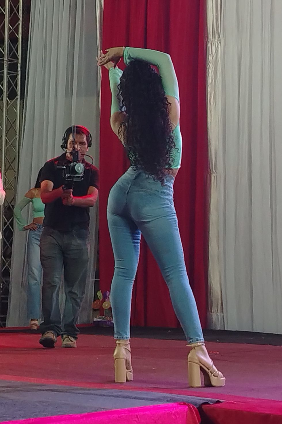 Carla Romero en pasarela casual