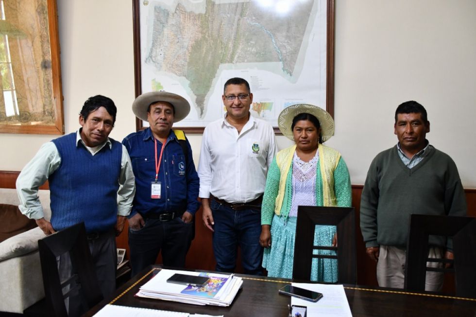 Delegación de Suipacha visitó la Gobernación