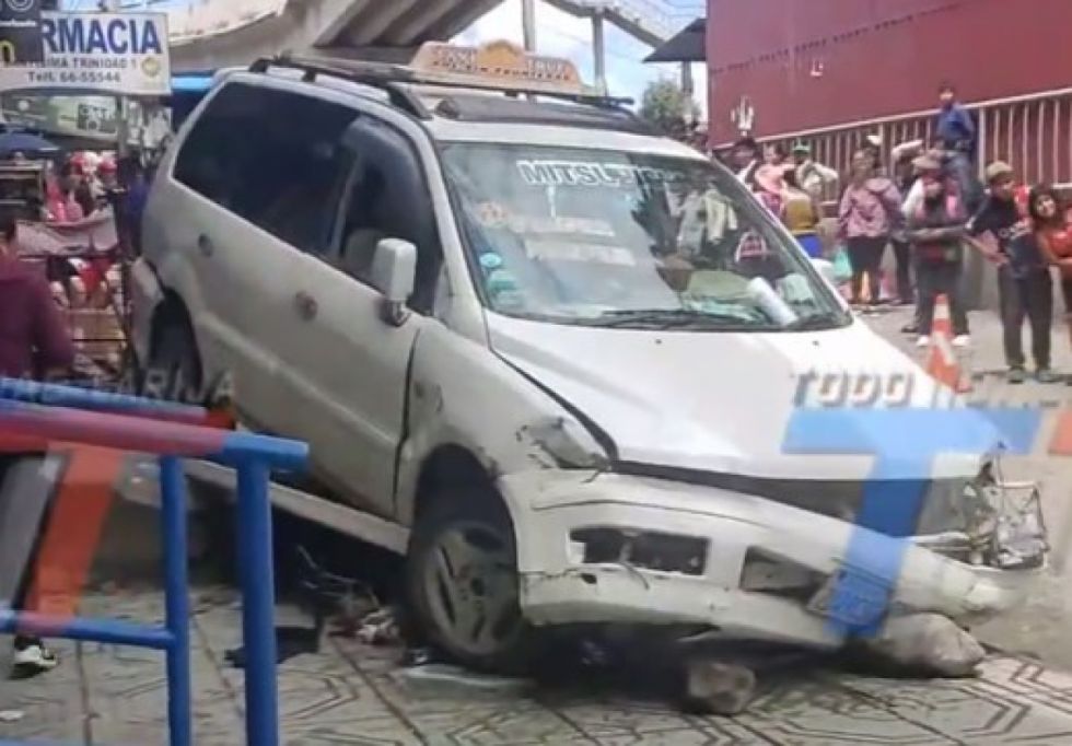 Taxi trufi atropella a dos personas en zona del mercado Campesino