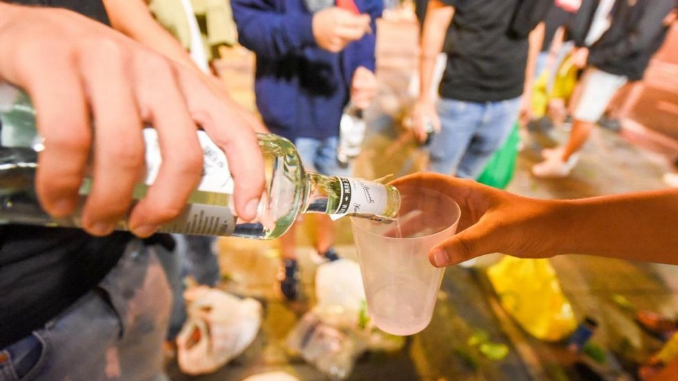 Sancionarán a padres de adolescentes que consuman bebidas alcohólicas