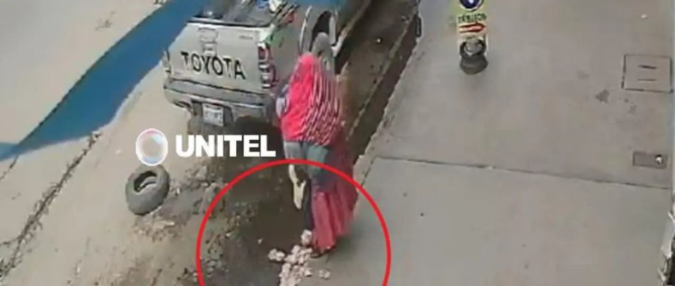 Mujer arroja en la calle cerca de Bs 180.000 