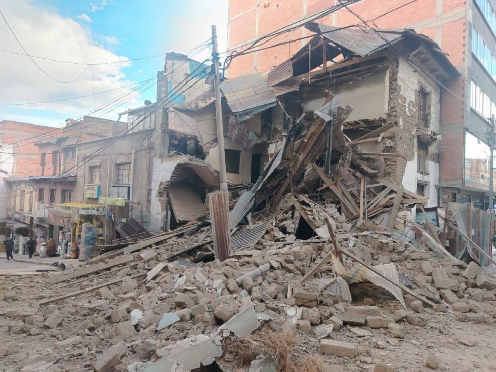 Una vivienda antigua y deshabitada se desploma en La Paz