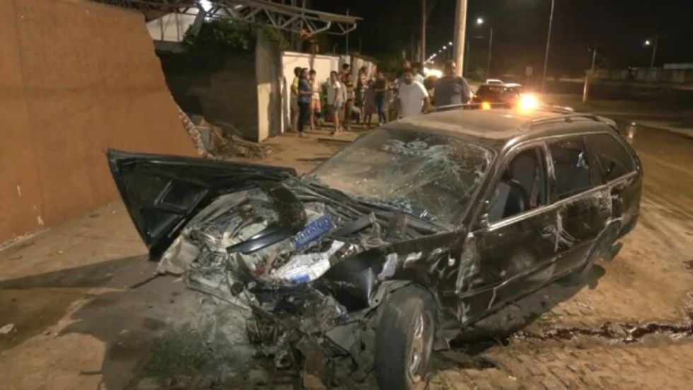 Vehículo chocó contra una vivienda, hay tres heridos
