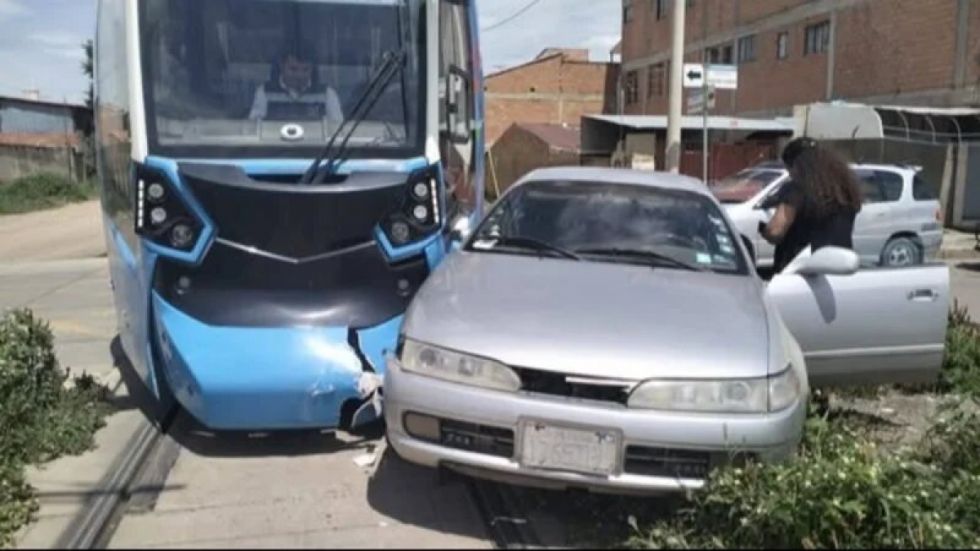 Reportan impacto entre un vehículo y el vagón del Tren Metropolitano en la línea verde