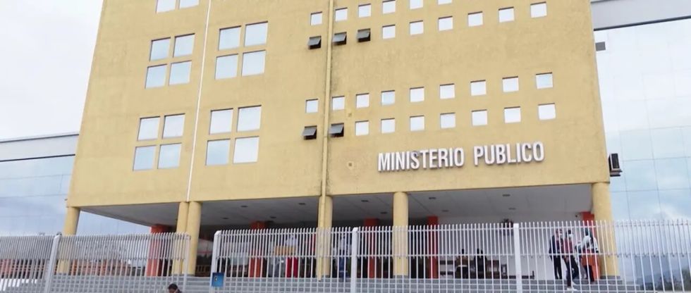Hallan a una mujer sin vida al interior de un inmueble