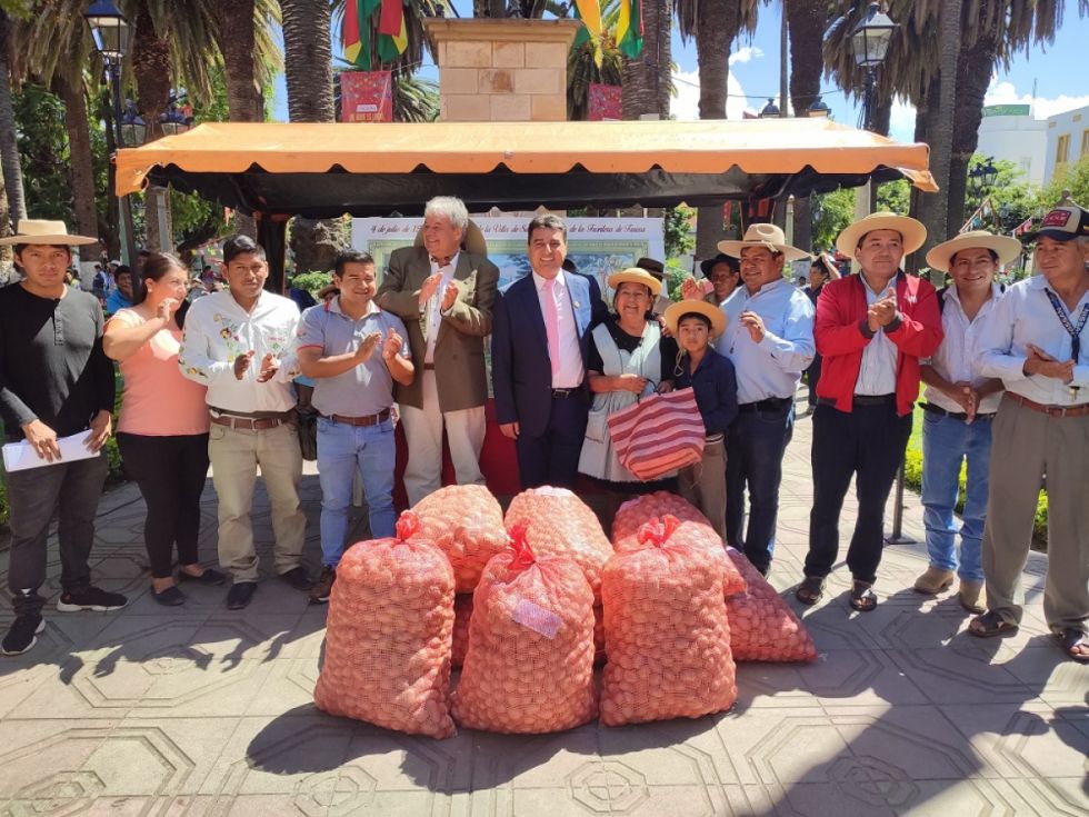 La Alcaldía entrega semillas de papa a Sella y Lazareto 