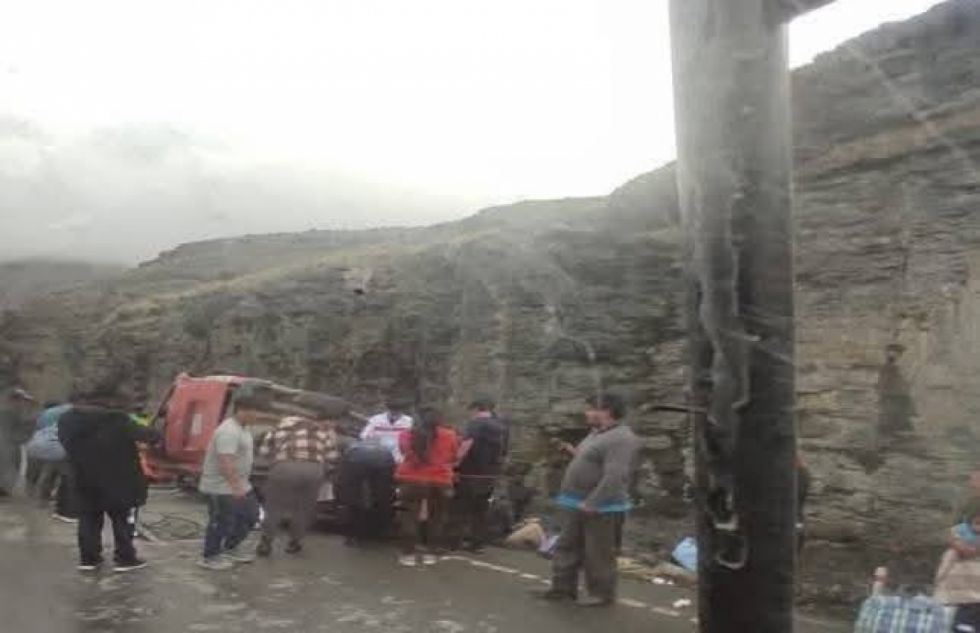 Un minibús volcó en la ruta a los Yungas, hay al menos 15 heridos 