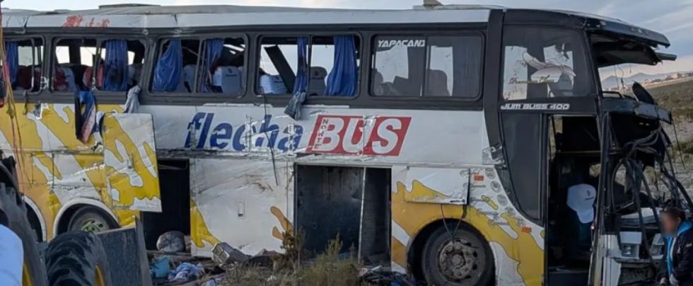 Al menos 37 fallecidos por choque de dos buses en Uyuni