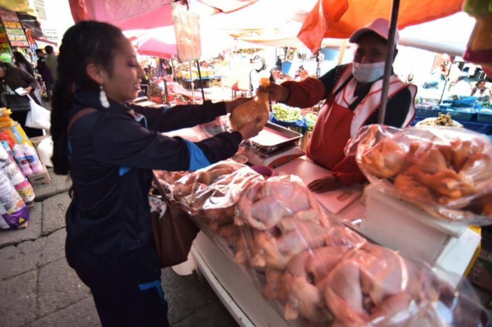 Tarija: El precio del pollo moviliza a la Fedjuve 