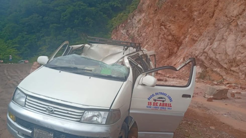 Rocas aplastan un vehículo en la ruta Entre Ríos-Palos Blancos