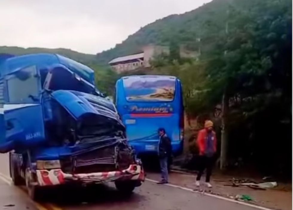 Reportan choque de tractocamión con un bus en la carretera Sucre con Yotala