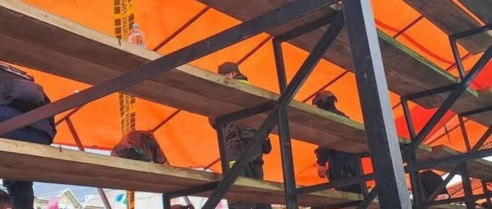 “El anillo se enganchó en la gradería”: Aparece la familia del joven que perdió un dedo en el Carnaval de Oruro