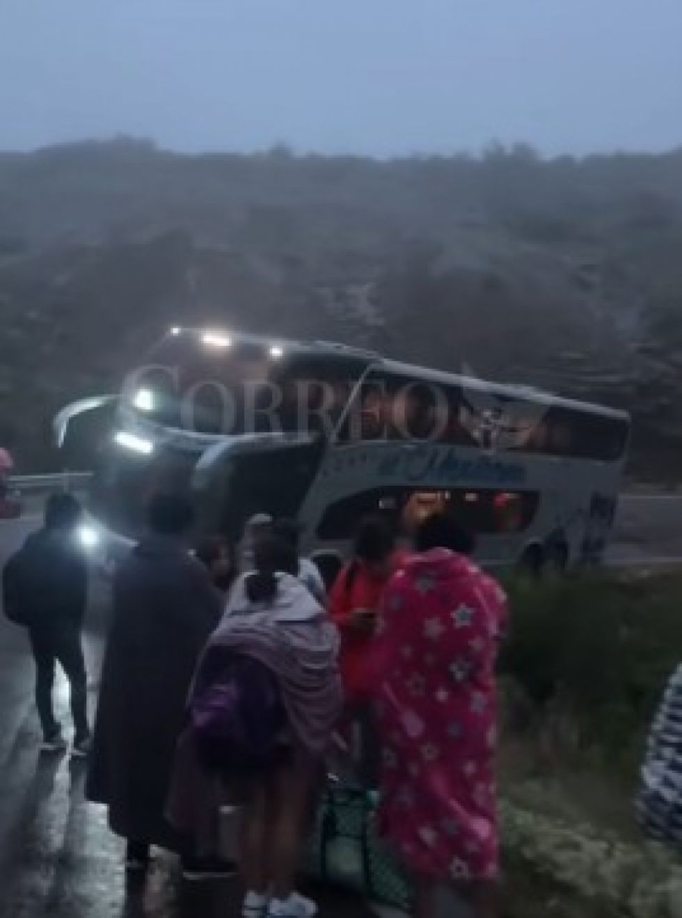 Bus con destino a Sucre se encunetó en la carretera