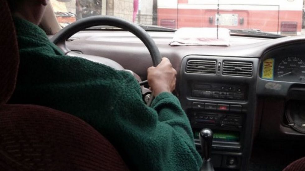 “Vaciaron todas mis cuentas”, pasajero denuncia que taxista le robó Bs 53 mil