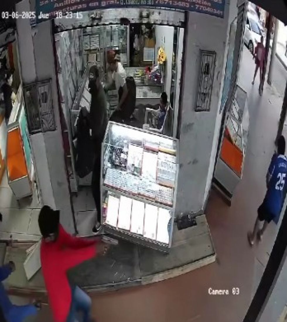 Videos captan el momento en que delincuentes armados atracan joyerías en Santa Cruz