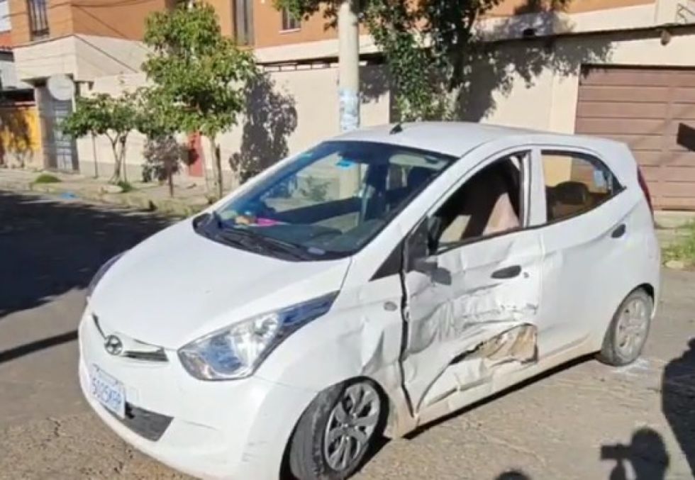 Minibús de transporte escolar colisionó con un vehículo en el barrio Senac