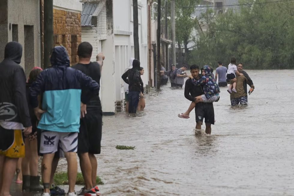 Suben a 13 los muertos por temporal en ciudad portuaria de Argentina