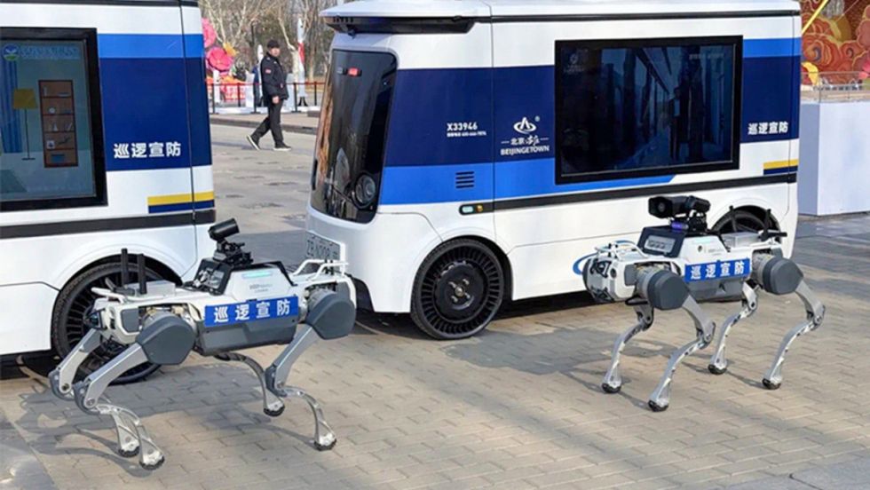 Policía china presenta su nueva 'mascota' metálica para patrullar las calles (VIDEO)