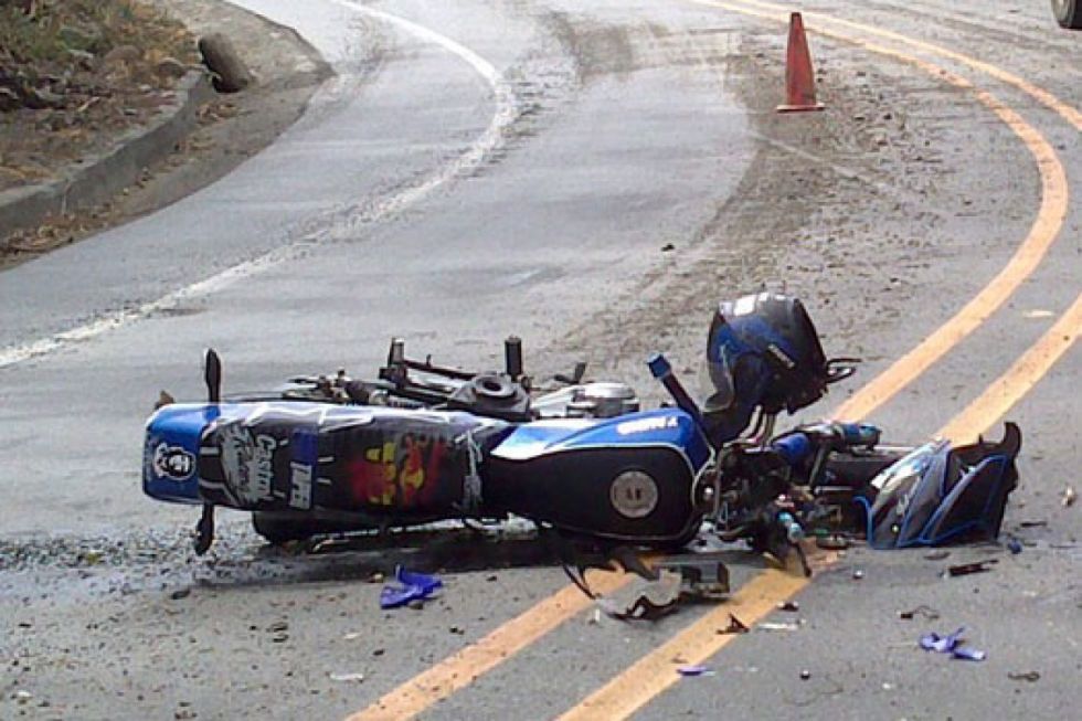 Muere motociclista, chocó una acera y no tenía casco