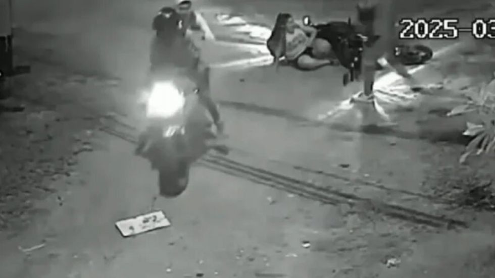 Armados y en moto: Delincuentes asaltan a una joven cuando llegaba a su casa