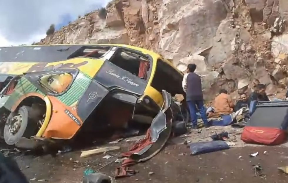 Bus choca contra una peña en la ruta Cochabamba-Sucre, hay al menos 13 muertos (video)
