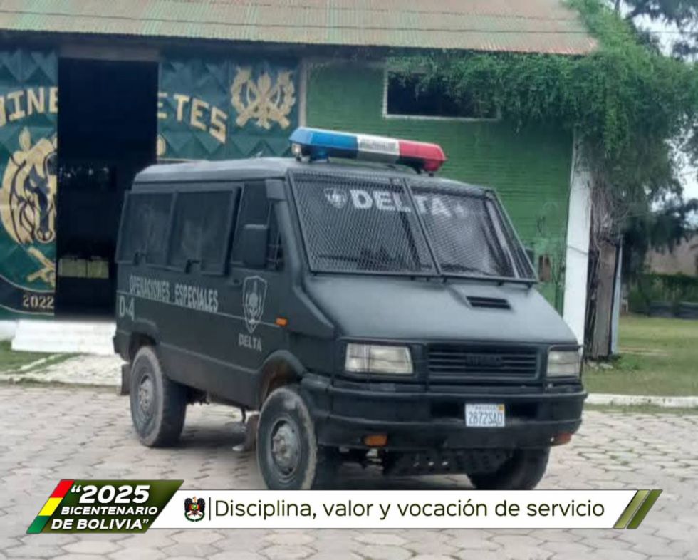 Dan vehículo a una unidad policial