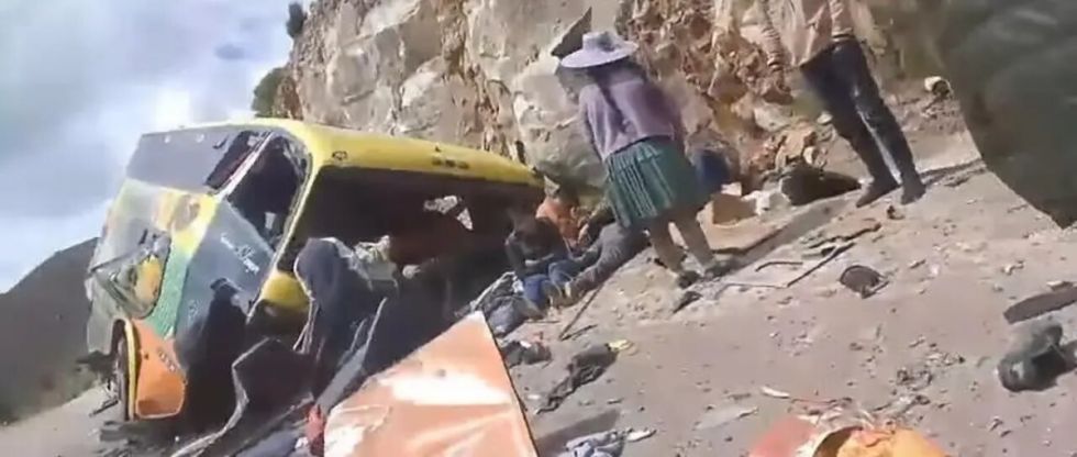Bus que chocó contra una peña salió desde Cochabamba con 31 pasajeros, pero los afectados son 43