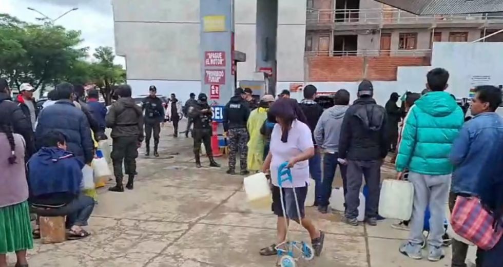 Largas colas de bidoneros y amagues de pelea por combustible 