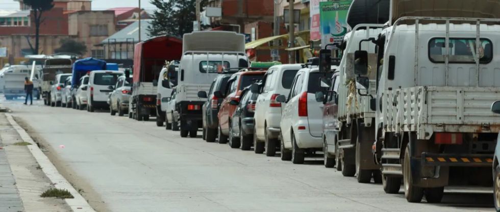 Largas filas: Policía alerta que hay oferta “ilegal” de combustible en redes sociales