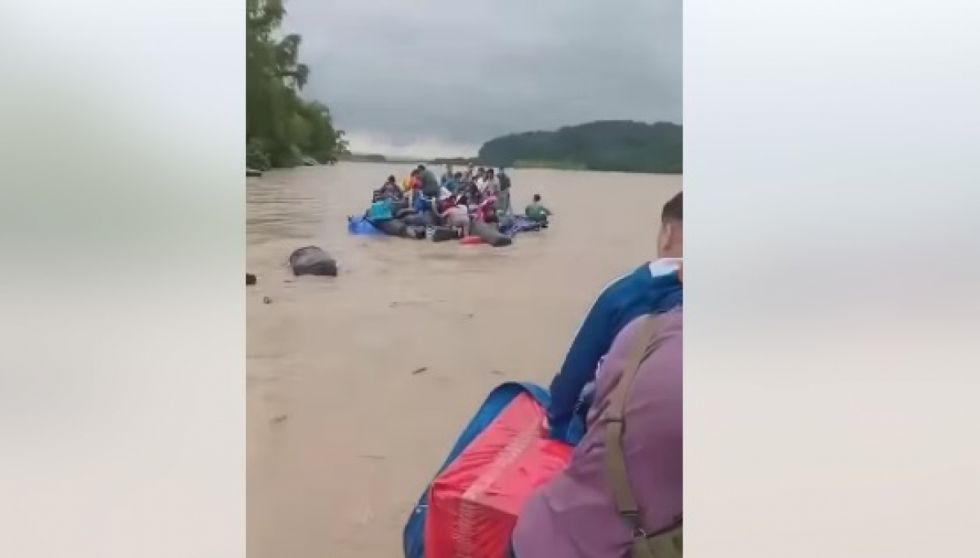 Gomones se arriesgan y cruzan con mercadería el río Bermejo (Video)
