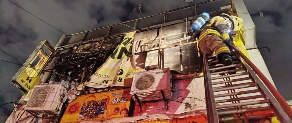 Voraz incendio en un negocio de la zona de Los Pozos causó alarma 