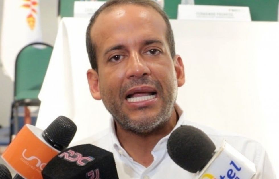 Camacho declina su candidatura en el bloque opositor 