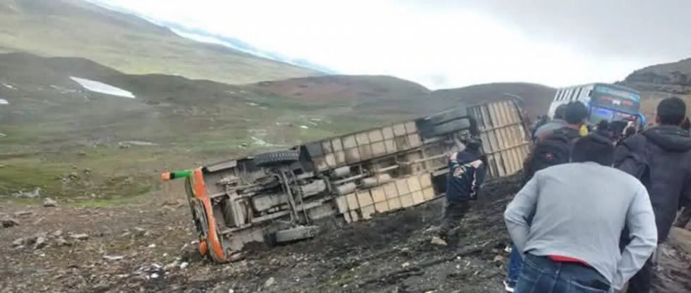 Un bus vuelca en la ruta Apolo- La Paz
