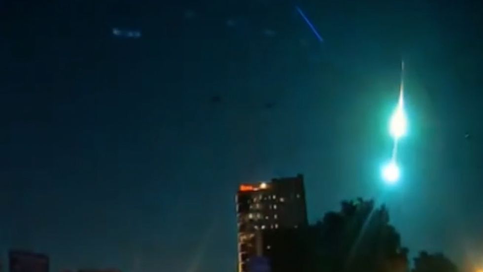 VIDEO: Una brillante bola de fuego ilumina el cielo pakistaní