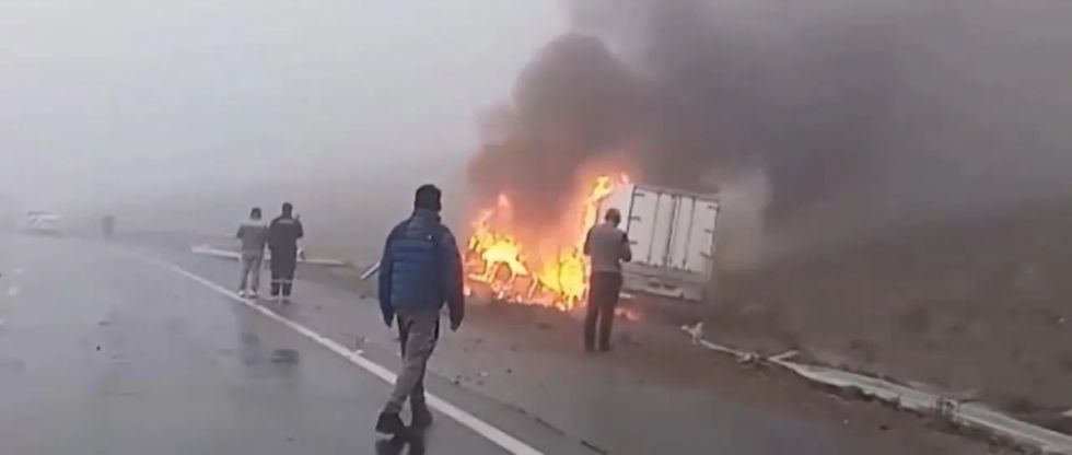 Conductor muere carbonizado luego de quedar atrapado en su vehículo tras un choque