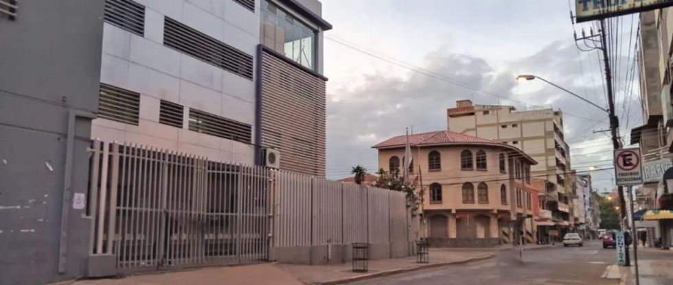 Mujer tiene severas quemaduras después de que su expareja le arrojara agua caliente