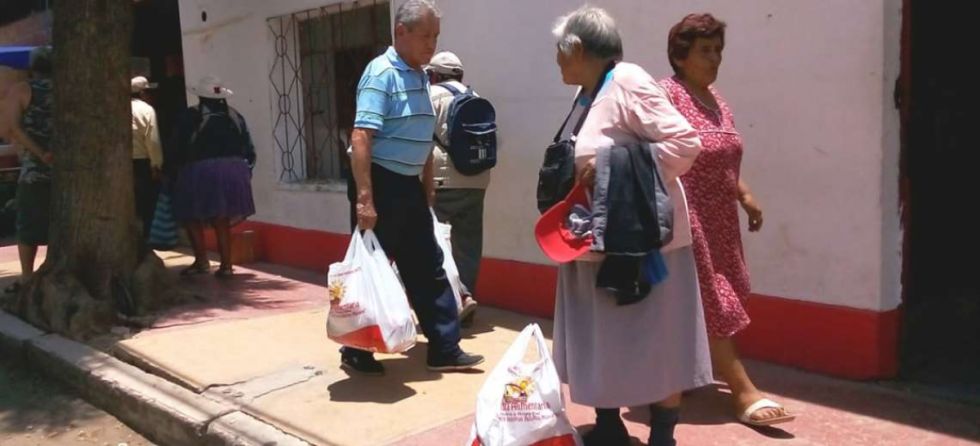 Jubilados iniciarán huelga de hambre si les quitan la canasta alimentaria 