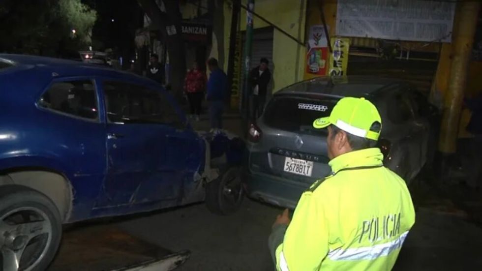Dos autos se estrellaron contra una tienda