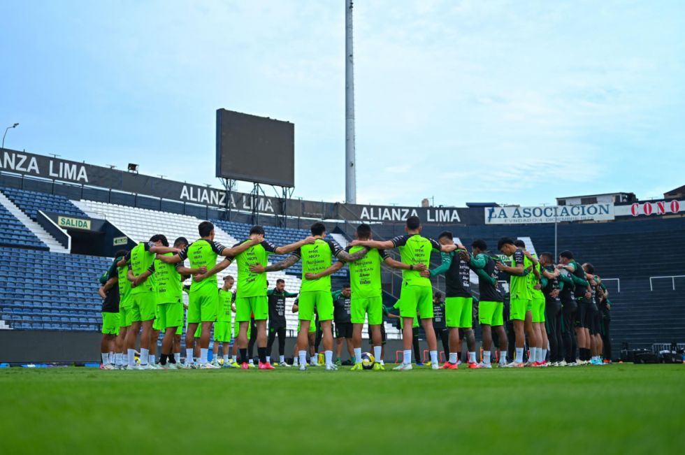 Bolivia encara a Perú con el  objetivo de ganar de visitante 