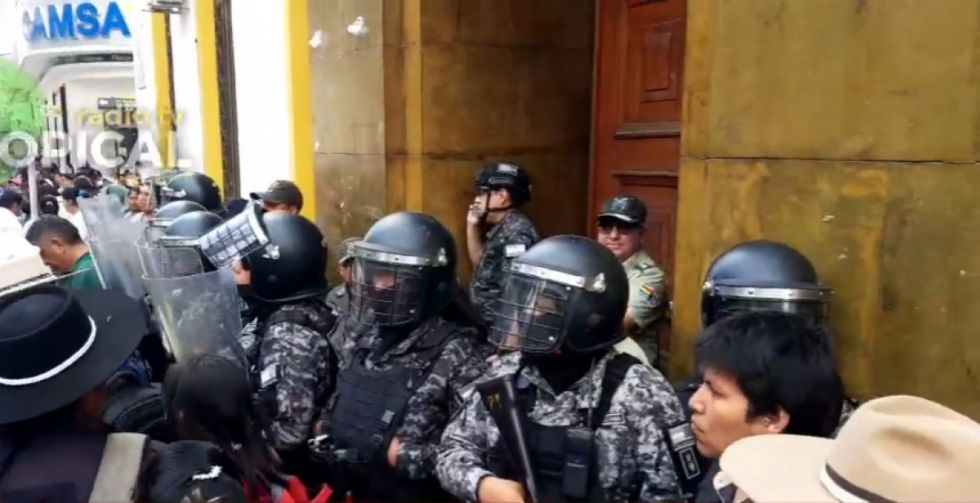 Organizaciones que rechazan la ley de emergencia financiera cercan la ALDT 