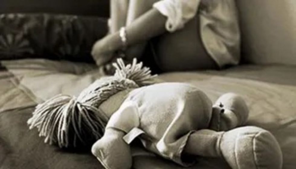 Un padre es acusado de abusar de su hija de cinco años
