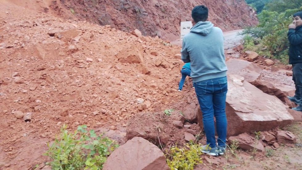 Tarija: Reportan un derrumbe en el trayecto Entre Ríos – Palos Blancos (Video)