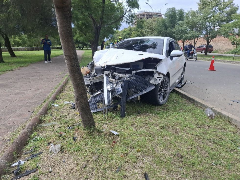 Ebrio chocó con varios vehículos