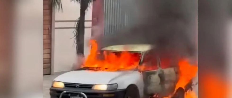 Vehículo arde en llamas y testigo asegura que minutos antes se escuchó gritos de una pareja