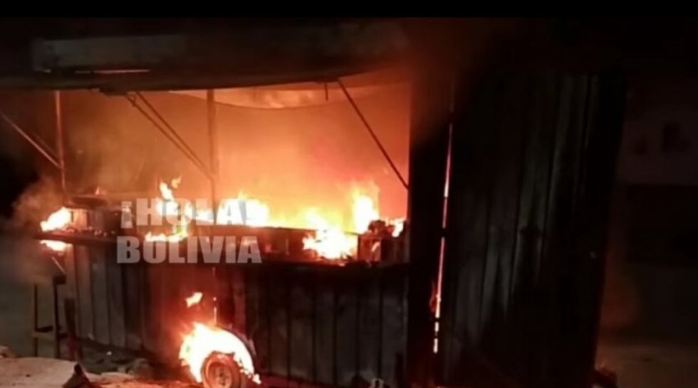 Tarija: Quiosco de comida rápida quedó en llamas cerca del estadio IV Centenario