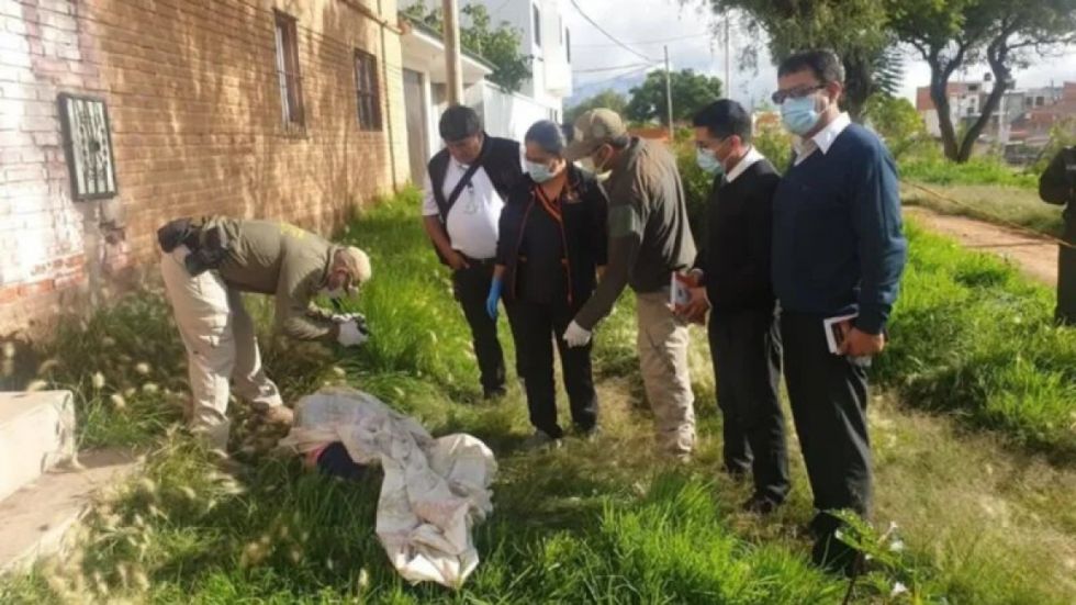 Hallan el cuerpo sin vida de una mujer en plena vía pública