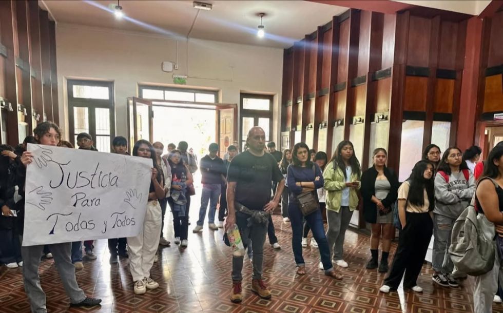 Suspenden a docente denunciado por abuso 