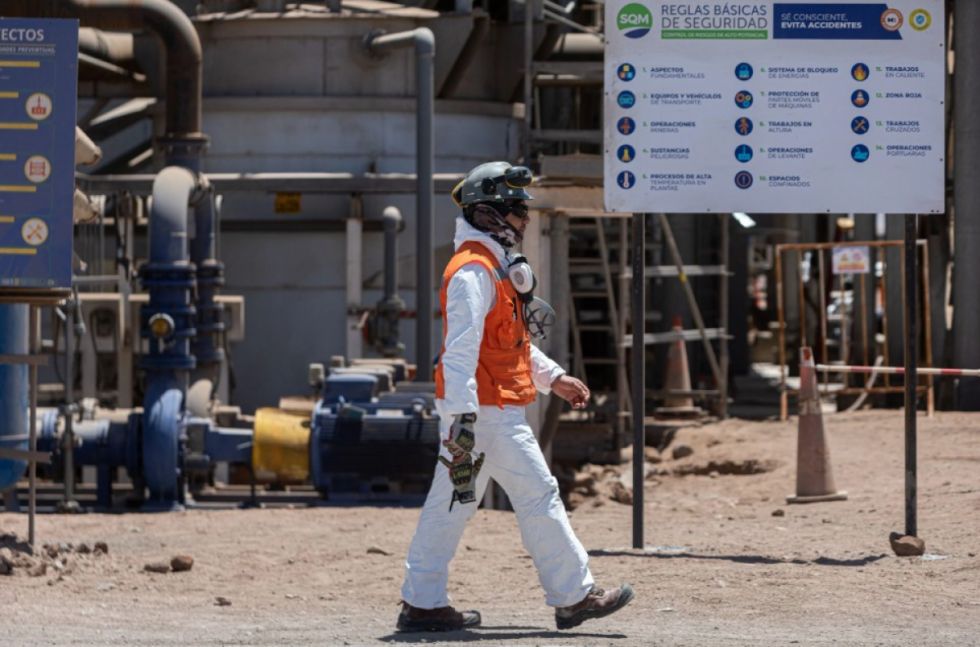 Un trabajador camina por la planta de carbonato de litio de la empresa chilena SQM en el desierto de Atacama