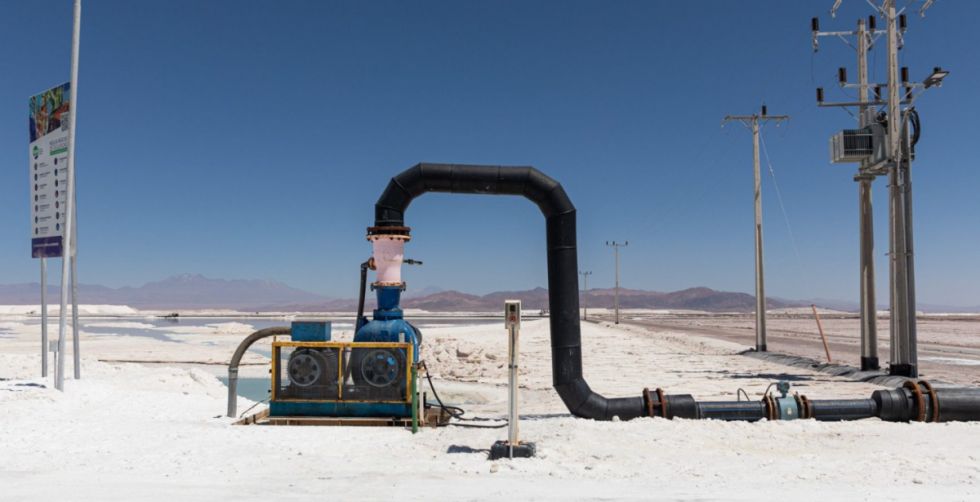Una bomba en una mina de litio en el desierto de Atacama, Chile. El gobierno chileno ha anunciado planes para abrir 26 salares a la extracción de litio.